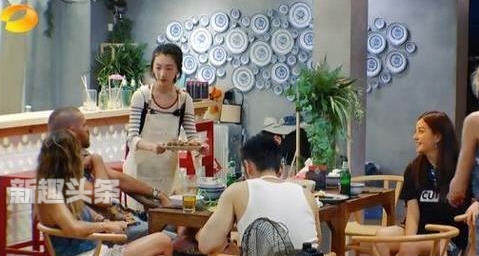 中餐厅外国女孩唱的歌Despacito在线试听