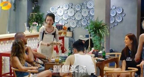 中餐厅外国女孩唱的歌Despacito在线试听