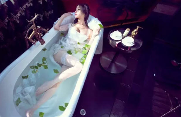 女神展如蕾丝浴缸丝袜诱惑写真分享