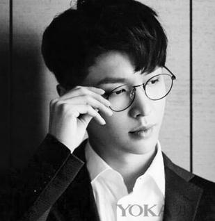 张艺兴戴眼镜壁纸,张艺兴戴眼镜高清图片大放送 张艺兴戴眼镜壁纸,张艺兴戴眼镜高清图片大放送