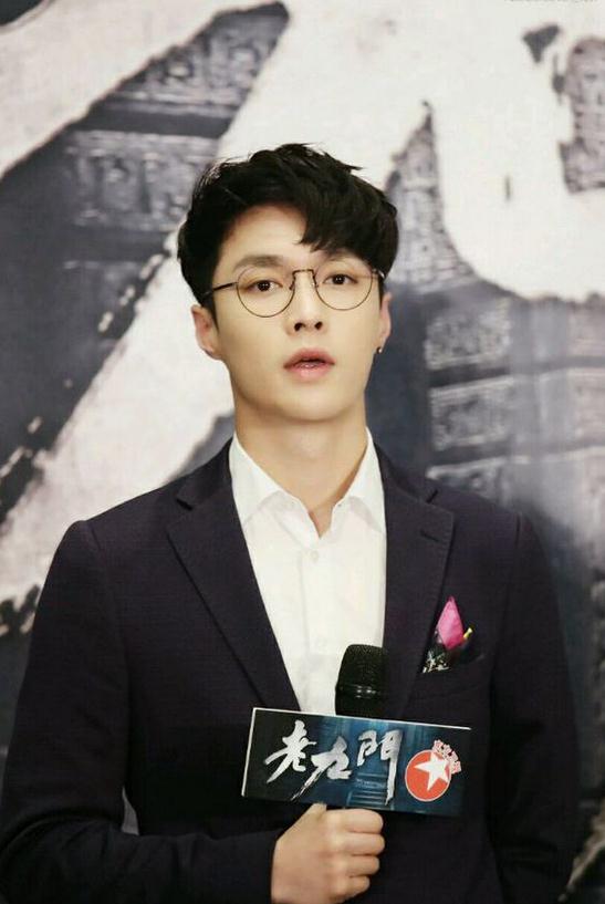 张艺兴戴眼镜壁纸,张艺兴戴眼镜高清图片大放送 张艺兴戴眼镜壁纸,张艺兴戴眼镜高清图片大放送