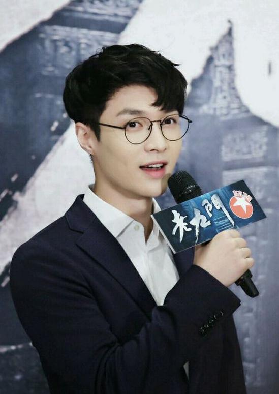 张艺兴戴眼镜壁纸,张艺兴戴眼镜高清图片大放送 张艺兴戴眼镜壁纸,张艺兴戴眼镜高清图片大放送