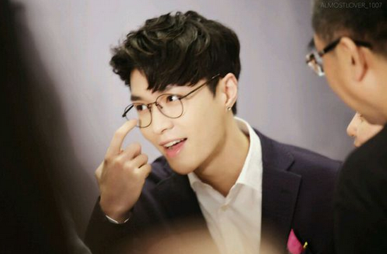 张艺兴戴眼镜壁纸,张艺兴戴眼镜高清图片大放送 张艺兴戴眼镜壁纸,张艺兴戴眼镜高清图片大放送