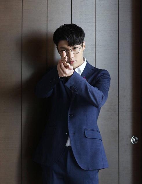 张艺兴戴眼镜壁纸,张艺兴戴眼镜高清图片大放送 张艺兴戴眼镜壁纸,张艺兴戴眼镜高清图片大放送