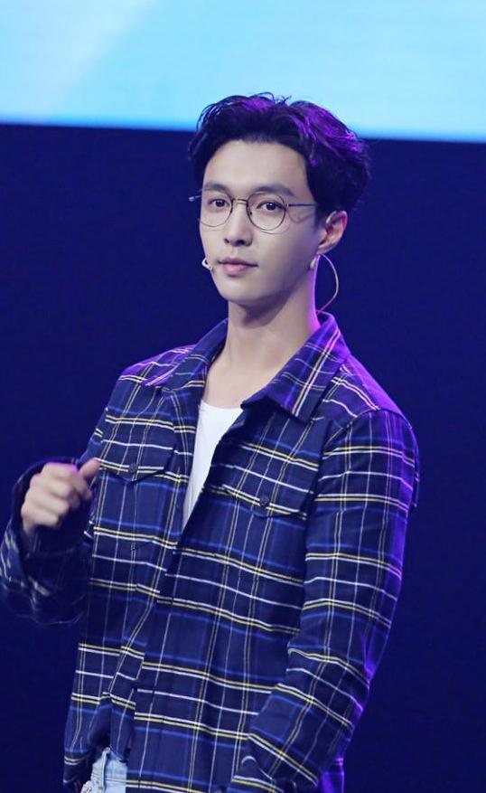 张艺兴戴眼镜壁纸,张艺兴戴眼镜高清图片大放送 张艺兴戴眼镜壁纸,张艺兴戴眼镜高清图片大放送