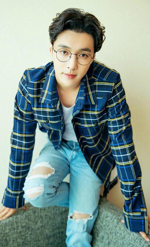 张艺兴戴眼镜壁纸,张艺兴戴眼镜高清图片大放送 张艺兴戴眼镜壁纸,张艺兴戴眼镜高清图片大放送