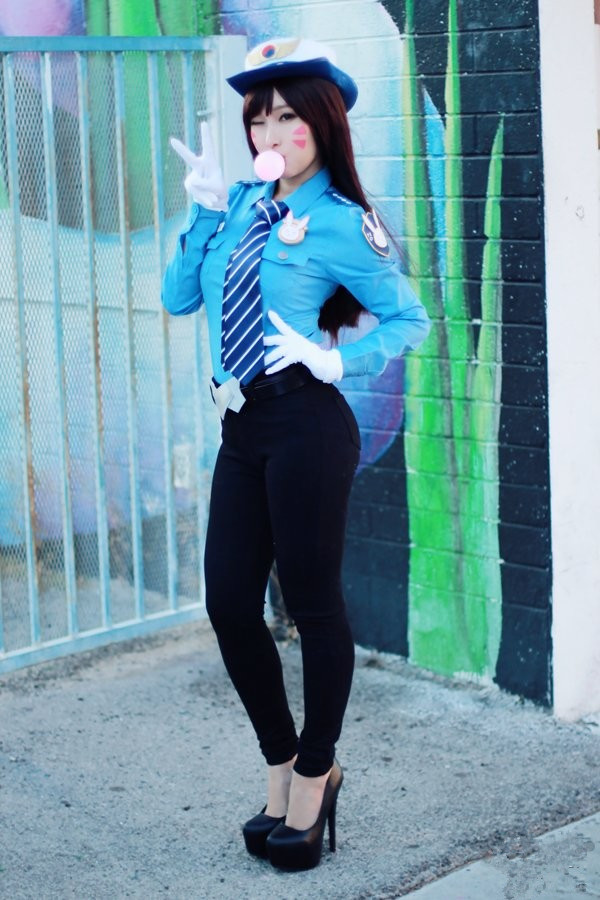 美国小姐姐RinnieRiot给大家带来的D.VA女警COS 美国小姐姐RinnieRiot给大家带来的D.VA女警COS