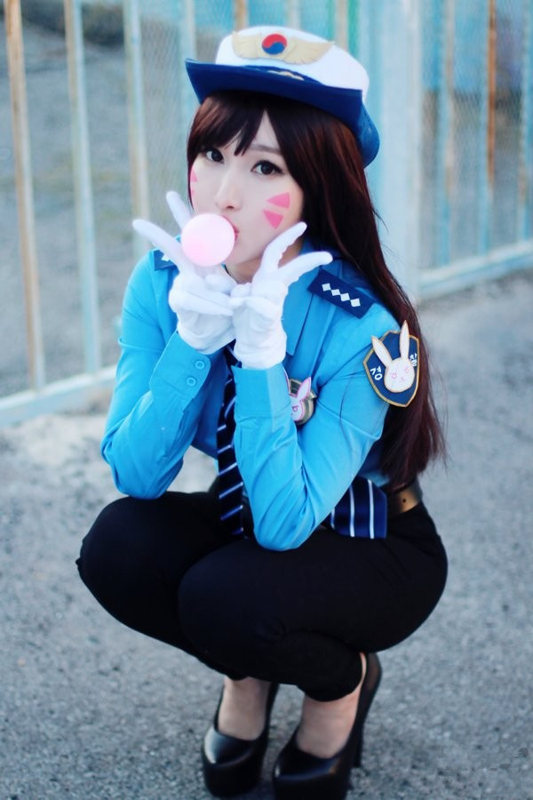 美国小姐姐RinnieRiot给大家带来的D.VA女警COS 美国小姐姐RinnieRiot给大家带来的D.VA女警COS